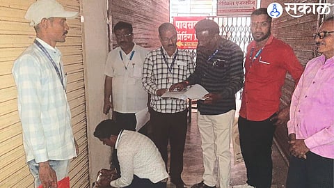 Municipal confiscation team while sealing the shop.