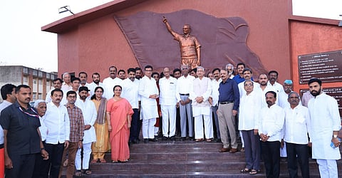 कोल्हापूर : कॉम्रेड गोविंद पानसरे यांच्या स्मारकाचा लोकार्पण सोहळा ज्येष्ठ नेते खासदार शरद पवार यांच्या हस्ते मंगळवारी झाला. यावेळी श्रीमंत शाहू छत्रपती महाराज, खासदार डी. राजा, दिलीप पोवार, सुभाष जाधव, राजीव आवळे, सत्यजित पाटील, विजय देवणे, स्मिता पानसरे, सतेज पाटील, बाळासाहेब थोरात, प्रा. जयंत आसगावकर, शमशुद्दीन मुश्रीफ, उदय नारकर, राजू सावंत, बाजीराव खाडे, मधुकर रामाणे, वसंत मुळीक आदी. (मोहन मेस्त्री : सकाळ छायाचित्रसेवा)