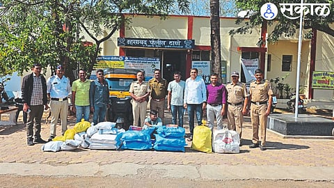Inspector Rajan More and staff of Mhasavad Police Station along with the suspected accused and seized Gutkhas.