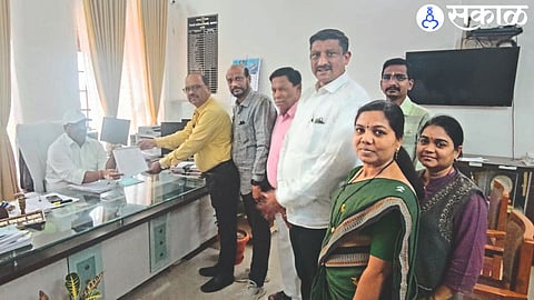 Officials of Jalgaon District Junior College Teachers' Association giving a statement to Resident Deputy Collector Sopan Kasar.