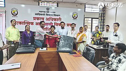Commissioner of Tribal Development Department Nayana Gunde, Project Officer Jitin Rahman distributing tarpaulins to tribal beneficiaries