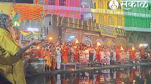 Maha Aarti was performed at Ram Teerth by Sri Gangagodavari Panchkothi Purohit Sangh, Nashikkar participated in it.