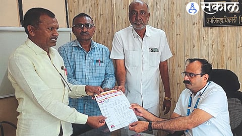 Villagers of Chinchwar giving a statement to the District Collector demanding to remove water shortage.