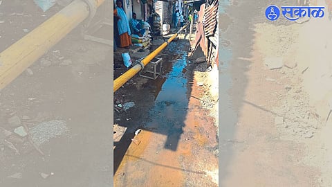 Foul smelling water flowing in the narrow lane while concreting is going on