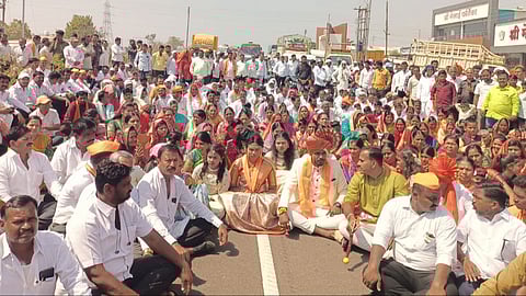 bride groom Participation mohol alandi palkhi road block