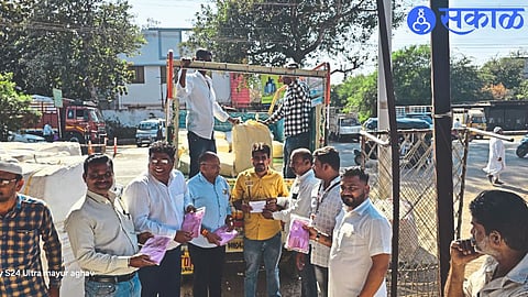 Dhule municipal team while recovering fines from traders along with confiscation of plastic stock.