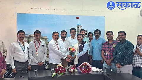 Shripad Burkule taking over as Assistant Chancellor of Savitribai Phule Pune University, Nashik Sub-Centre. On acceptance of co-present.