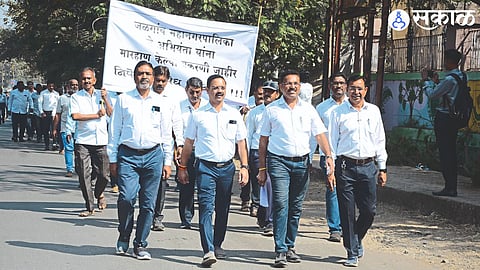 A silent march was held by engineers and officers on Monday at the District Superintendent of Police office