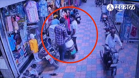 Thieves caught on CCTV in case of theft of seven and a half lakhs in Lodha Market trading complex