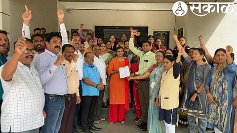 Officials and employees of the Zilla Parishad Staff Federation while protesting at the entrance of the Panchayat Samiti and giving a statement to the Group Development Officer Sonia Nakade.