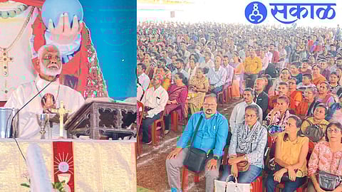 Bishop Lurdus Daniel, Grand Guru of Nashik Catholic Diocese, guiding the devotees in Baby Jesus Yatra. Devotees present in the second photograph.