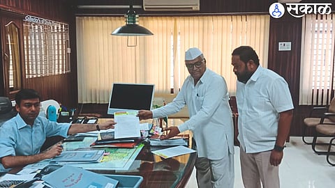 While giving statement to Collector Abhinav Goyal, Adv. Prakash Patil and Zilla Parishad Member Lalit Warude.