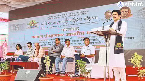 Milind Marathe speaking at Marathi literature seminar based on current technology.