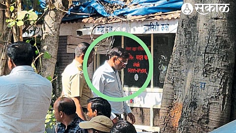 ACB personnel bringing Divisional Magistrate Manohar Rathod to the city police station.