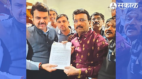 President of the organization Vikram Kadam, General Secretary Ganesh Bodke and office bearers while giving a statement to the Deputy Chief Minister of the state Devendra Fadnavis.