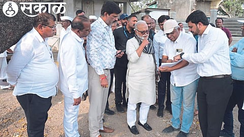 Minister Chhagan Bhujbal while inspecting the work of Shiva Shrishti. Neighboring officers etc.