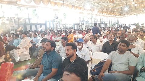 सोलापूरमध्ये पोलिस बंदोबस्तात 'निर्भय बनो'! कार्यक्रमाला येणाऱ्यांची पोलिसांकडून झडती