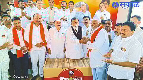 Former MLA Rajabhau waje while admitting Vishnupant Chandore, a supporter of Datli MLA Kokate, to Shiv Sena. Officers of Neighbor Market Committee.