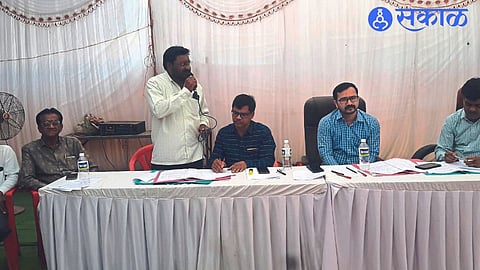 Tehsildar Girish Wakhare, Principal Vikram Jagdale, Construction Engineer Ganesh Gavit were present during the auction process.