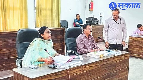 Commissioner and Administrator Amita Dagde-Patil speaking at the meeting of department heads in the Municipal Corporation.