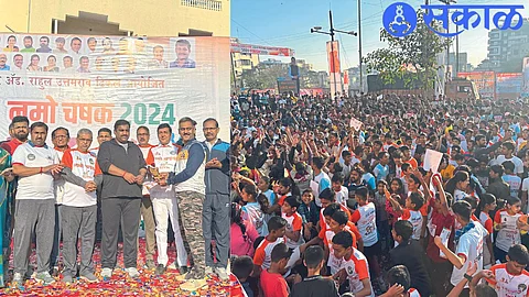 BJP officials and organizers distributing prizes to the winners of Namo Marathon. In the second photo, the contestants participating in the marathon.