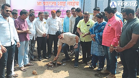 Farooq Shah performing Bhoomi Puja for development work in Tirupatinagar Dhule.