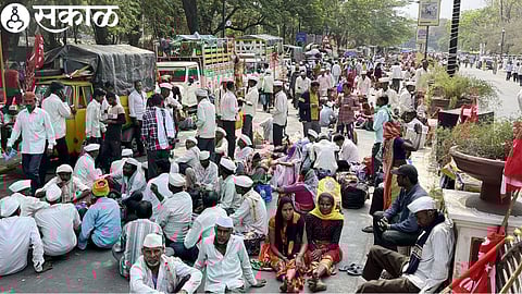 Thia protest has been started in front of the collector office for the demands of farmers and workers.