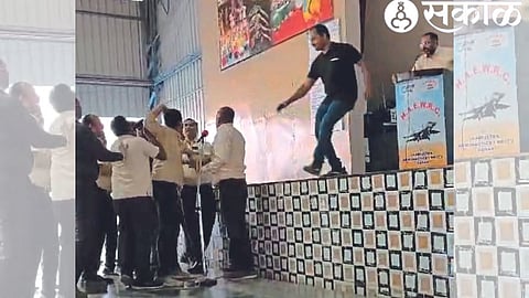 In the annual meeting of the HAL labor union, the supporters of the union went on a rampage on the issue of Girish Valve.