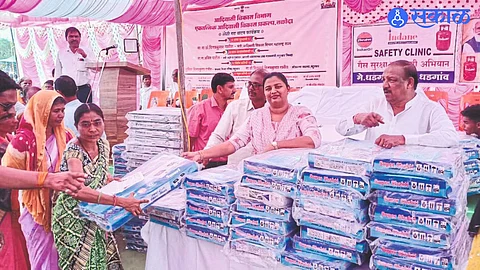 While distributing gas grates to the women of Akkalkuwa Taluka, Minister Dr. Vijayakumar Gavit, MP Dr. Heena Gavit and Adhikari