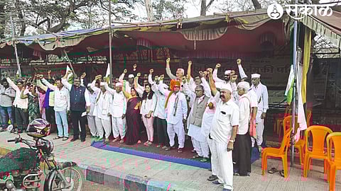 Representatives of farmers organizations and farmers from across the state making announcements at the National Kisan Parishad at the protest site of farmers in front of the district hospital.