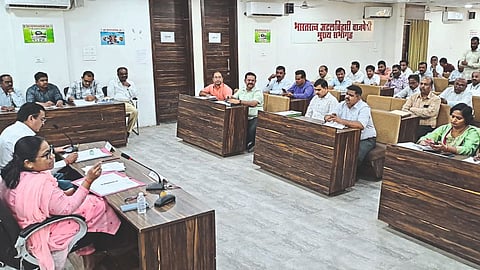 Dhule Commissioner and Administrator Amita Dagade Patil speaking in the municipal standing committee budget meeting.