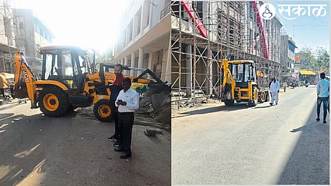 The road that has become open due to the removal of street shops. In the second photo, the municipal team in action.