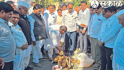 MLA Adv. Dignitaries along with Rahul Dhikle.
