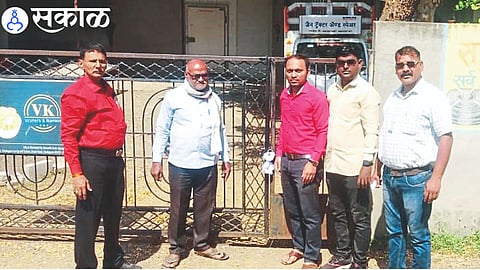 Dinesh Jadhav and the employees of the municipal team present during the 'sealing' of the property