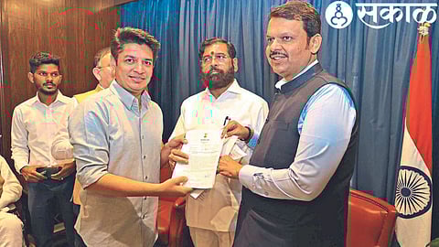 MLA Satyajit Tambe giving a statement to Deputy Chief Minister Devendra Fadnavis.