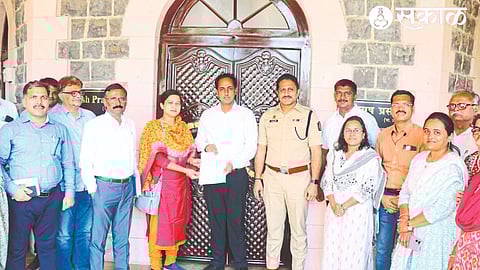 While giving a statement to Collector Ayush Prasad, Superintendent of Police Maheshwar Reddy, Tehsildar Association President Suchita Chavan etc.