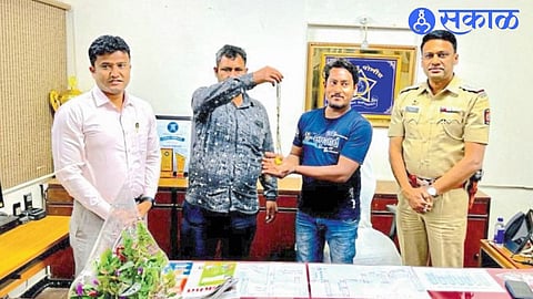 Rickshaw puller and Bhadrakali Police while returning gold mangalsutra to original owner.