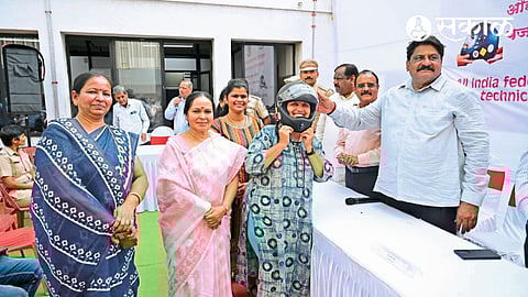 Dignitaries along with former mayor Ashok Murtadak while distributing helmets