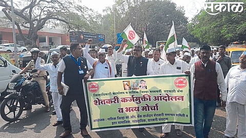 Officials, representatives, etc. of various farmers' organizations participating in the march against the forced loan recovery of the District Central Bank.