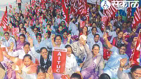 For various demands, Aytak State Health Department Asha and group promoters organized a protest in front of the Collectorate on Wednesday.