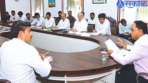 Collector Ayush Prasad and others while discussing with farmers about banana fruit insurance.