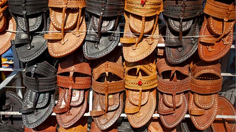 Kolhapuri Chappal : आता कोल्हापुरी चप्पलसाठी मिळाला 'QR कोड'; बनावट उत्पादनास बसणार चाप, मोबाईलने होणार चीप स्कॅन