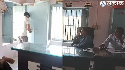 Jamthi Gram Panchayat Extension Officer Sunil Sonwane broke lock of cupboard in Gram Panchayat and handed over charge to new Gram Sevak Dilip Surwade