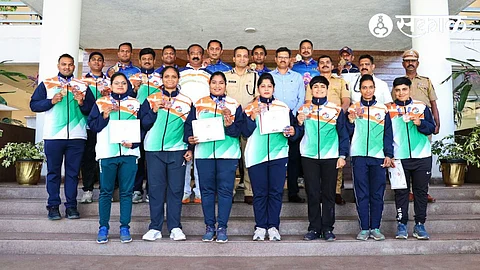 Commissioner of Police Sandeep Karnik, Deputy Commissioner Prashant Bachhav along with the medal winners of the State Police Sports Competition