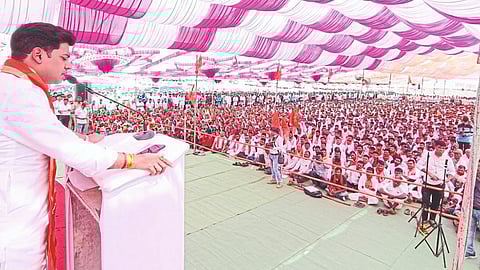 MP Dr. Shrikant Shinde speaking at a Shiv Sena worker meeting