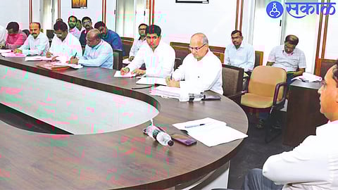 Collector Ayush Prasad while giving instructions in the meeting of Agriculture Department.