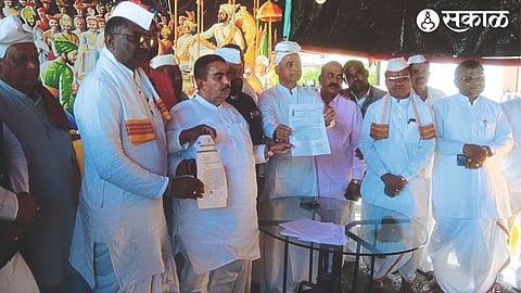 Representatives of both organizations handing over the letter of support signed by Mahant Vidwans Shyamsundar Shastri, President of All India Mahanubhava Parishad and Prakash Bodhale Maharaj, National President of All India Warkari Mandal to Dinkar Patil.