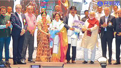 Union Minister of State for Health Dr. Hemant Dhatrak, Director of Mako Bank and General Secretary of Krantiveer Vasantrao Narayanarao Naik Education Institute, was felicitated on Friday. Bharti Pawar, Food and Supplies Minister Chhagan Bhujbal