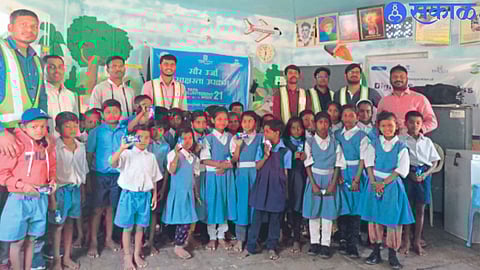 Tata Power officers Mangesh Kale, Sujit Roy, Ahmed Raja, Darishsheel Patil, Avinash Khonde along with the students after the commissioning of the solar system.