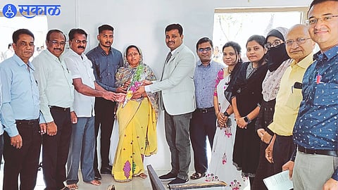 At Pachora, the judges and lawyers were felicitating the parties on the occasion of the People's Court.